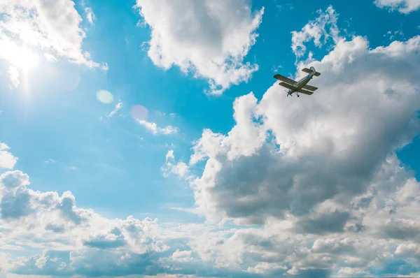 Beautiful Blue Sky Small Vintage White Plane Flying Symbol Dreaming — Stock Photo, Image
