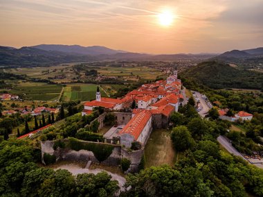 Vipaski Krizh - Slovenya 'nın Vipava Vadisi' ndeki bir tepede küçük güzel bir kasaba. Gün batımında kırsal manzaralı hava manzarası