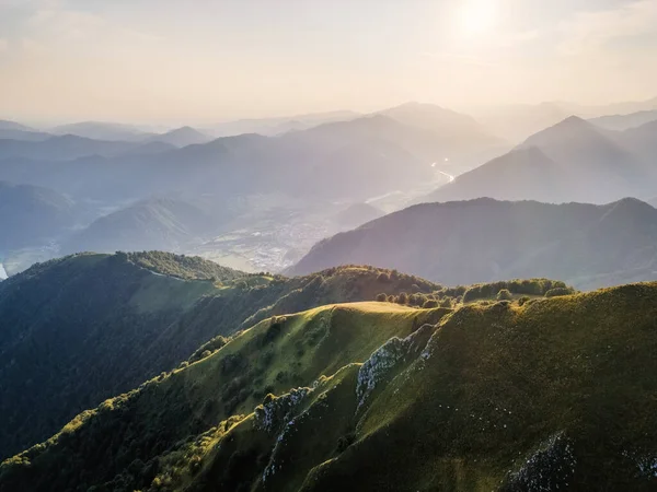 Fantástica Vista Sobre Vale Soca Eslovénia Montanhas Nebulosas Iluminadas Pelo — Fotografia de Stock