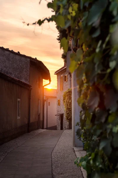 スロベニアの小さな古代の町の上に美しい夕日の空 — ストック写真