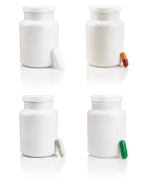 Conjunto Comprimidos Plástico Garrafas Cápsulas Isoladas Fundo Branco Com Reflexos — Fotografia de Stock