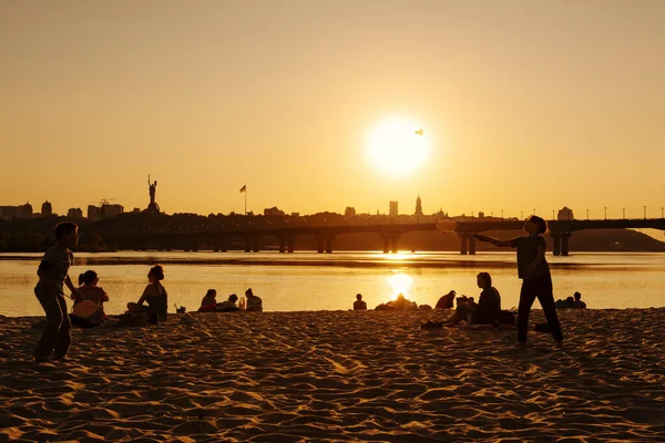 Kiew Ukraine Mai 2023 Jungen Spielen Strand Bei Sonnenuntergang — Stockfoto