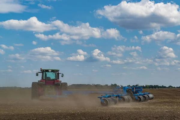 Zemědělské Práce Terénu Červený Traktor Pluhem Připravuje Půdu Poli Mraky — Stock fotografie