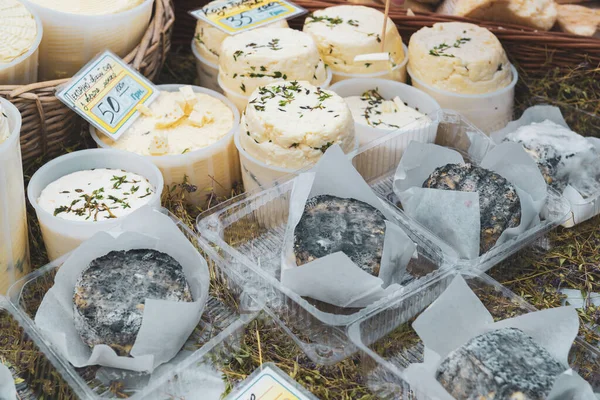 农场集市上的手工奶酪种类繁多 销售自制奶酪 — 图库照片