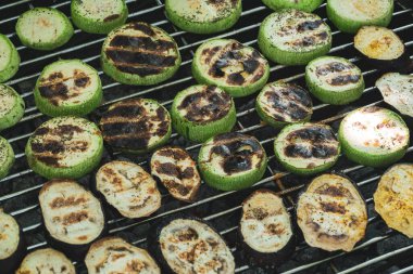 Izgara ızgarada ızgara kabak halkaları. Yaz pokeni. Tütsülenmiş ve kızartılmış sebze