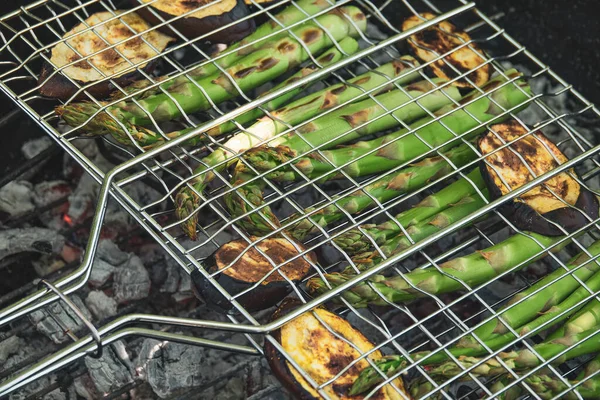 Parrilla Con Verduras Barbacoa Verano Brotes Espárragos Verdes Berenjena Rodajas —  Fotos de Stock