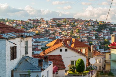 Güneşli Balkan şehrinin çatıları. Kuzey Makedonya 'daki Krusevo kasabası