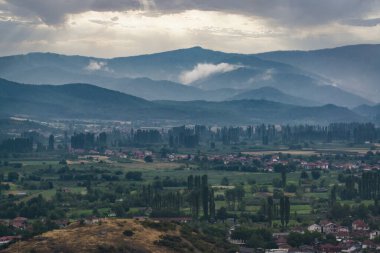 Kuzey Makedonya 'daki Ohri kasabasına bakın. Tepeler ve dağlarla çevrili küçük Balkan kasabası