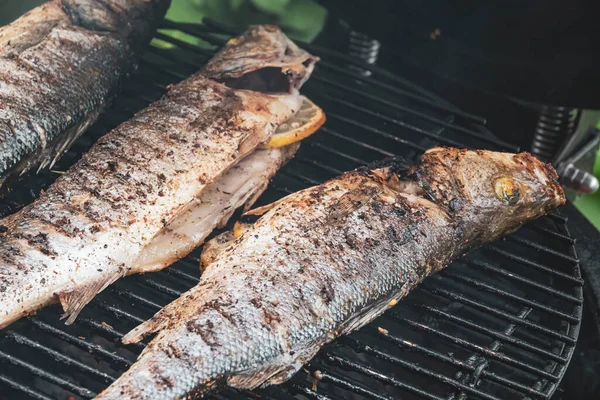 Churrasqueira Com Peixe Frito Saboroso Três Peixes Fumados Inteiros Com — Fotografia de Stock