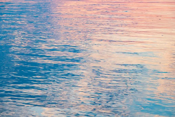 Wellen Stillen Wasser Vor Dem Hintergrund Des Sonnenuntergangs lizenzfreie Stockbilder