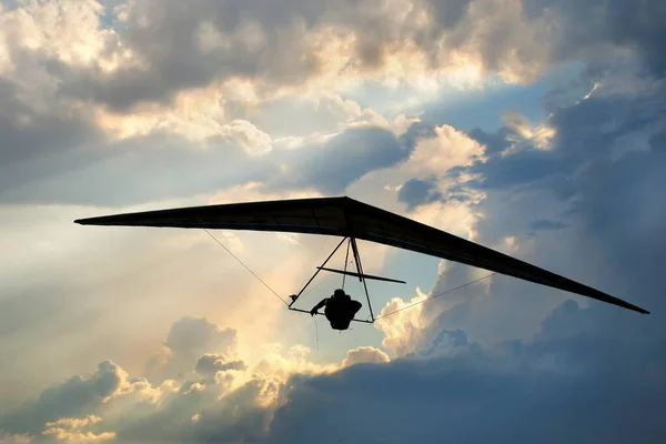Reale Sport Corsa Deltaplano Silhouette Con Cielo Drammatico Sullo Sfondo — Foto Stock