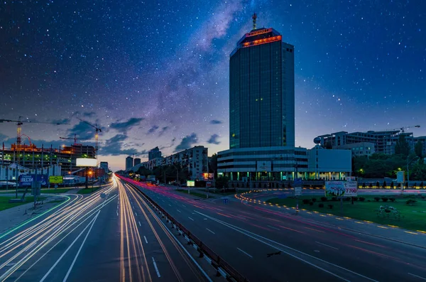 2013 Kyjev Ukrajina Noční Provoz Městě Autosalony Hvězdnatou Oblohou Nebe — Stock fotografie