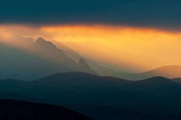 Erstaunliche Berglandschaft Berggipfel Mit Dramatisch Niedrigen Wolken Und Sonnenstrahlen Die — Stockfoto