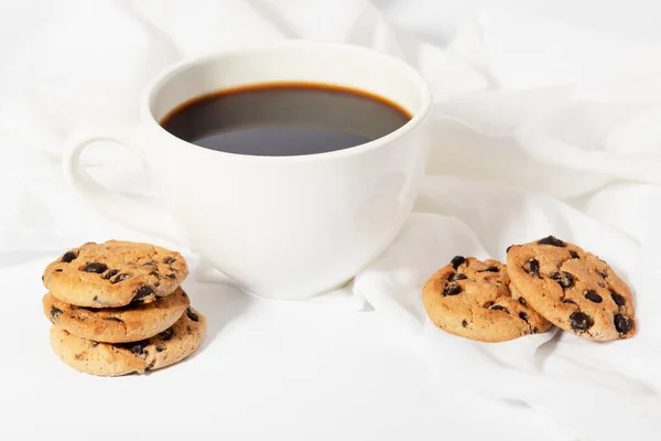 Tasse Filterkaffee Und Kekse Auf Weißem Tuch Hochwertiges Foto — Stockfoto