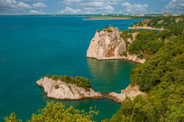 Adriyatik sahili ve Trieste körfezi. İtalya, Duini yakınlarındaki gök mavisi deniz