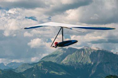 Hang planör pilotu Slovenya 'nın Soca vadisinde Julian Alps ile yükseliyor ve arka planda Krn dağı bulunuyor. Slovenya 'yı ziyaret et. Avrupa 'nın popüler turizm beldesi