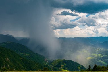 Dağlarda fırtına yağmuru. Slovenya 'nın Soca Vadisi' nde yağmur duvarı. Kötü hava tahmini. Dağlarda yürürken tehlike