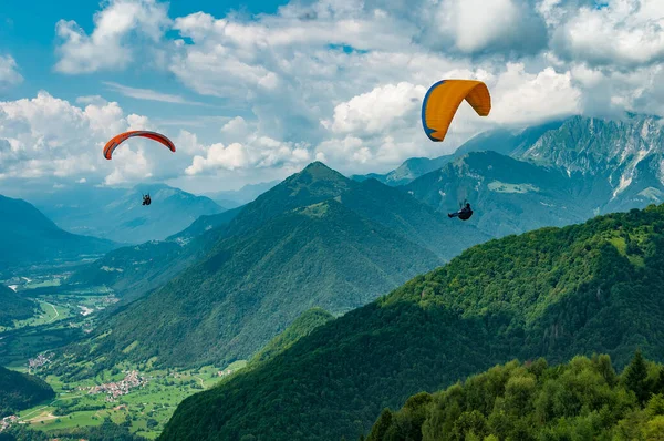 2022 トルミン スロベニア カラフルなパラグライダー翼は スロベニアのトルミン近くの山で飛ぶ ヨーロッパの人気観光地であるソカ渓谷 極端なスポーツとアクティブなライフスタイルのためのメッカ ロイヤリティフリーのストック写真