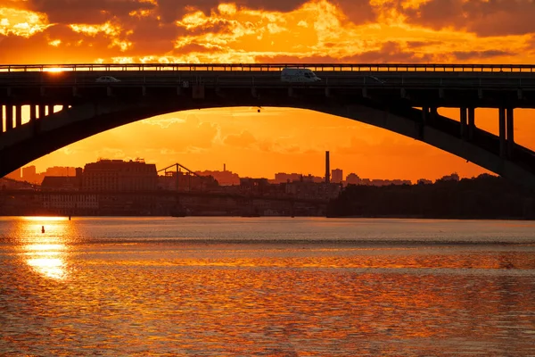キエフ市のスカイライン 夕暮れ時のキエフ地下鉄橋とドニプロ川 — ストック写真