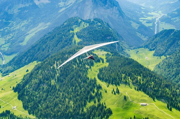 勇敢地悬挂滑翔机飞行员在高山上翱翔在奥地利的阿尔卑斯山中 欧洲阿尔卑斯山的极限运动 — 图库照片
