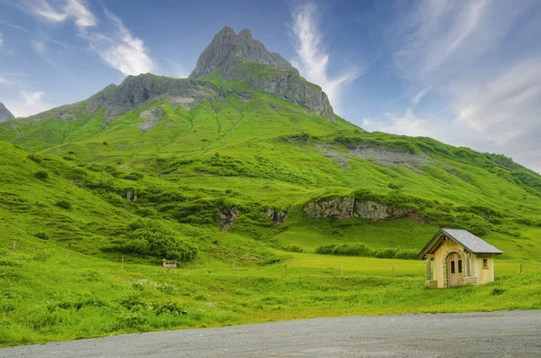 Malownicza Przełęcz Alpach Między Austrią Szwajcarią Ostry Szczyt Zielone Wzgórza — Zdjęcie stockowe