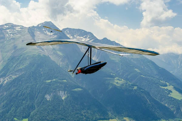 Sviçre Alplerinde Planörlü Uçaklar Modern Serbest Uçuş Kanatları Fiesch Sviçre — Stok fotoğraf