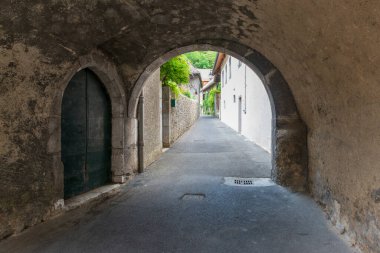 Provence 'deki eski Fransız kasabasının dar sokakları. Taş kemer ve duvarlar, eski kapılar ve pencerelerde çiçekler