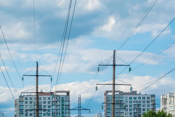 電力線と複数のアパートの屋根 都市の電力供給 ストック画像