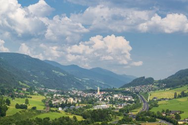 Yeşil çayırları, tepeleri ve küçük bir kasabası olan resimli bir dağlık vadi. Avusturya manzarası
