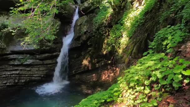 Красивый Водопад Горном Каньоне — стоковое видео