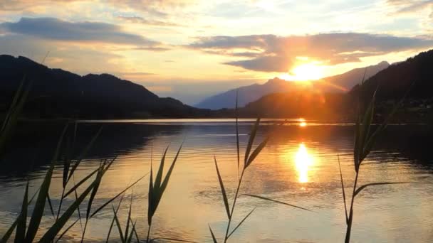 Pintoresca Puesta Sol Lago Montaña Weissensee Naturaleza Escénica Austria — Vídeos de Stock
