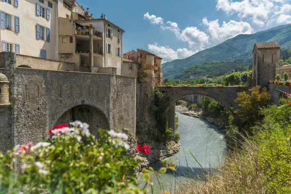 Entrevaux. Fransa, Provence 'de kemer taşı köprüsü olan nehir kıyısındaki resim gibi eski bir kasaba.