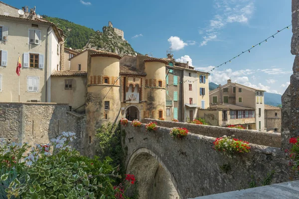 Entrevaux. Fransa, Provence 'de taş kemer köprüsü ve kalesi olan eski bir ortaçağ kasabası.