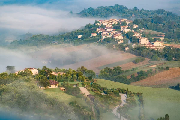Collines Ondulantes Avec Petites Villes Dans Brouillard Matinal Ombrie Italie Photos De Stock Libres De Droits