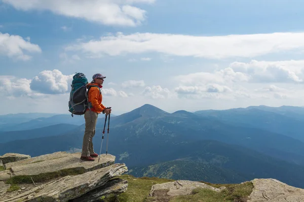 Wanderin Mit Rucksack Und Wanderstöcken Auf Dem Gipfel Des Berges Stockbild