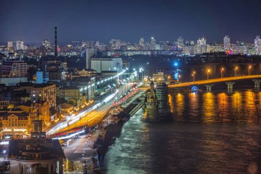 2023-09-22 Kyiv, Ukrayna. Podil 'de gece görüşü, Kyiv tarihi merkezi. Şehir ışıkları ve gece trafiği Dnipro Nehri kıyısında