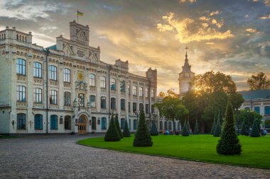 2023-09-23 Kyiv, Ukrayna. Gün batımında Kyiv Politeknik Üniversitesi 'nin ana binasının manzarası. Ukrayna 'da eğitim gelenekleri