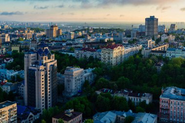 Sabah güzel manzara Kyiv yukarıdan, şehir merkezi ve arka planda Dnipro nehri