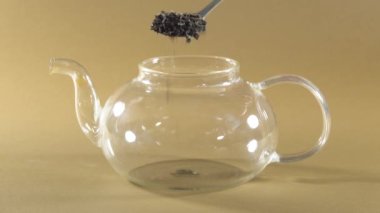 Boş çaydanlığa siyah çay dökülüyor.