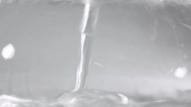 Temiz bardağa dökülen sıcak suyu kapat.