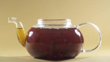 Cam çaydanlıkta demlenen çay parçacıkları