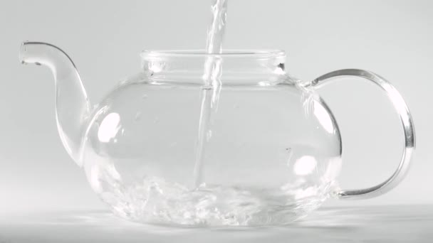 把热水倒入玻璃杯茶壶 — 图库视频影像