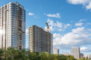 Yüksek katlı çok katlı apartmanların yeni büyüyen şehirleri