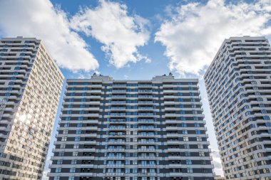 Gökyüzüne doğru büyüyen yeni çok katlı evler. Geliştirme ve inşaat
