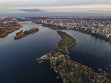 Sonbaharda Kyiv şehri ve Dnipro nehrinin hava manzarası