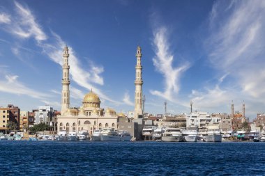 Hurghada, Mısır, Ocak 2022, denizden El Mina Camii manzarası