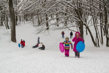 2018-12-25 Kyiv, Ukrayna. Çocuklar şehir parkında kar kayağı yapmayı severler.