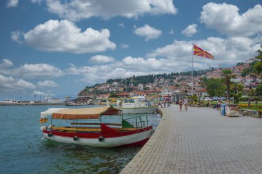 2016-07-26 Ohri, Makedonya. Ohri Gölü ve Kasabası 'nda yaz günü. Kuzey Makedonya 'daki popüler turizm beldesi. Ohri göl kıyısında turist botları ve turistler