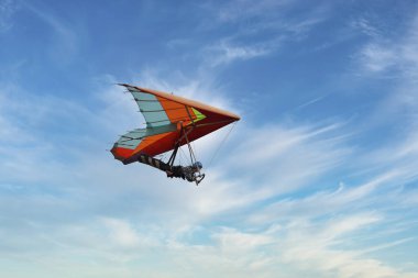 Kırmızı planör mavi gökyüzünde süzülüyor. Renkli uçurtma kanadı