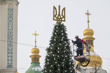 2023-12-05 Kyiv, Ukrayna. Sofya meydanındaki Noel ağacını belediye çalışanları süslüyor